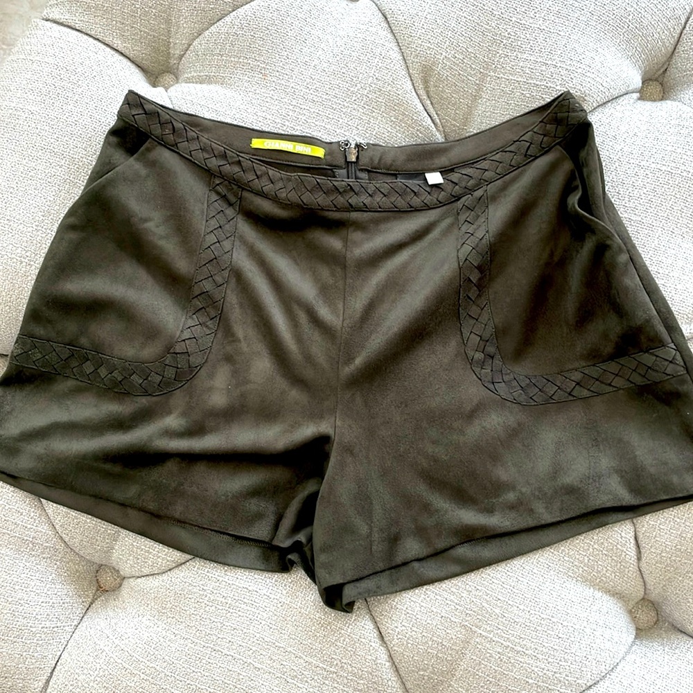 Gianni Bini medium faux suede olive green shorts